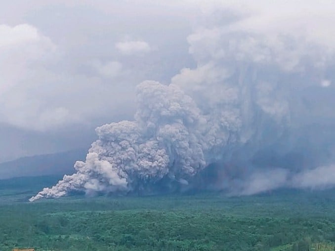 Erupsi Dahsyat Gunung Semeru 19 November 2025: Sejarah, Dampak, dan Pelajaran