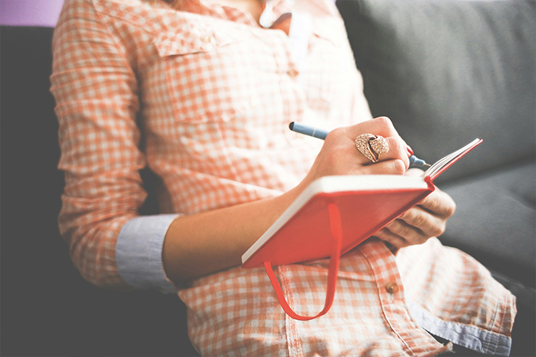 Journaling &amp; Me Time: 7 Cara Rawat Diri Biar Mental Tetap Aman di Tengah Hidup yang Sibuk